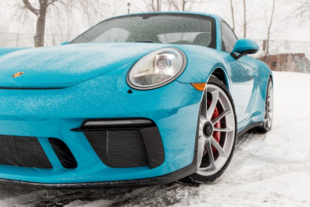 Blauwe-Porsche-in-sneeuw