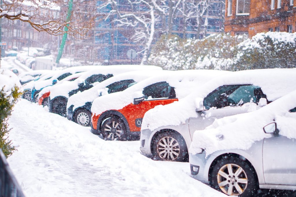 Autos-in-de-sneeuw